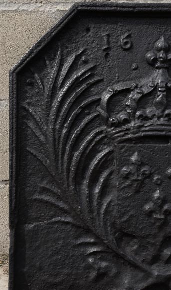 Старинная каминная плита, украшенная гербами Франции, датированная 1659 годом.-3