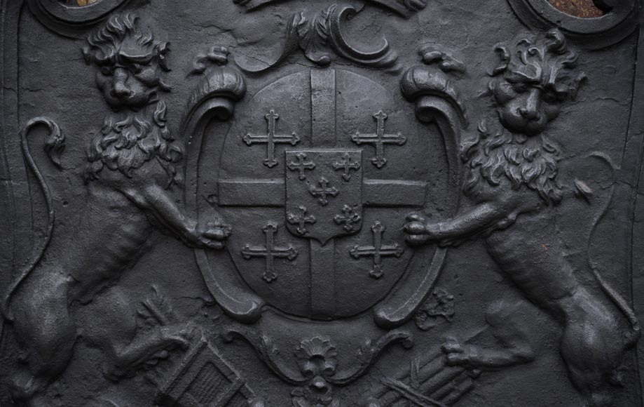 Красивая старинная каминная плита, украшенная гербами семьи де Клерон, Лотарингия, 18 век. -1