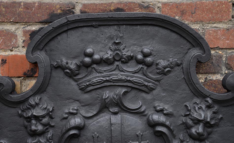 Красивая старинная каминная плита, украшенная гербами семьи де Клерон, Лотарингия, 18 век. -2