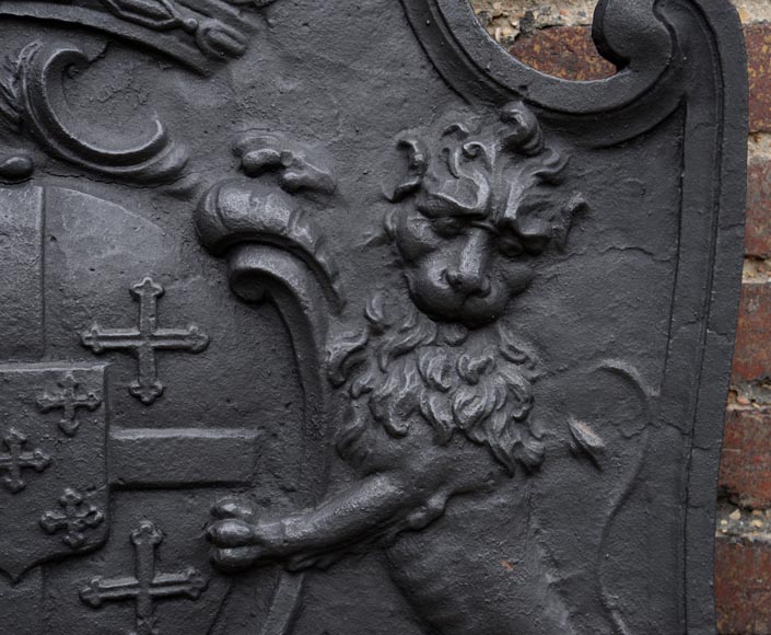 Красивая старинная каминная плита, украшенная гербами семьи де Клерон, Лотарингия, 18 век. -4