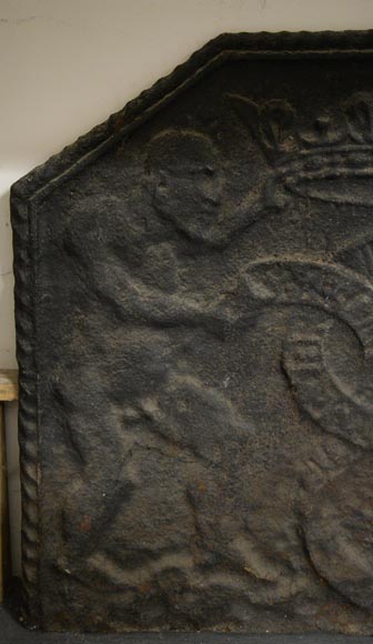 Старинная каминная плита 17 века, украшенная Сатаной.-2