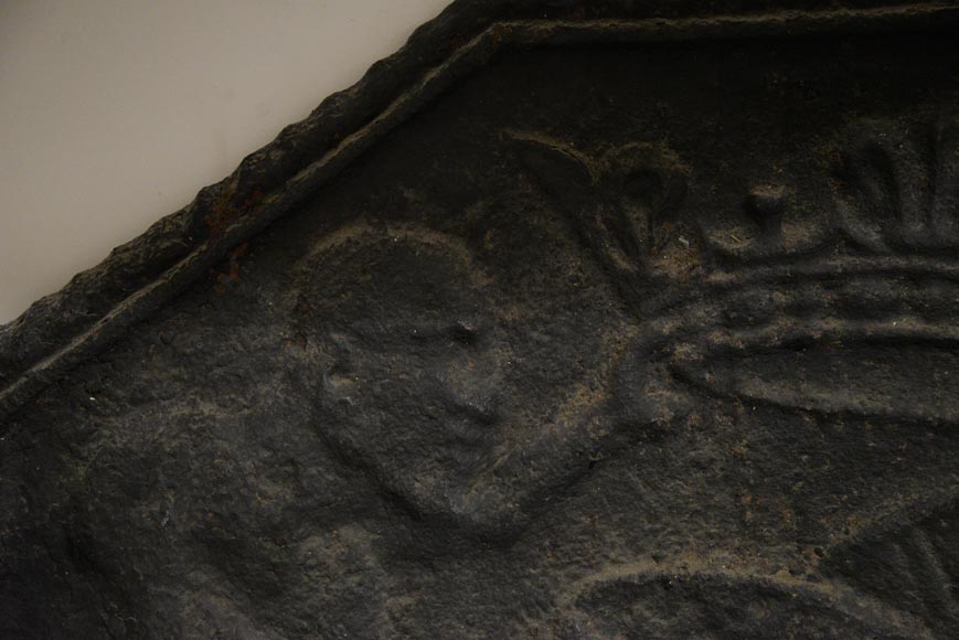 Старинная каминная плита 17 века, украшенная Сатаной.-3