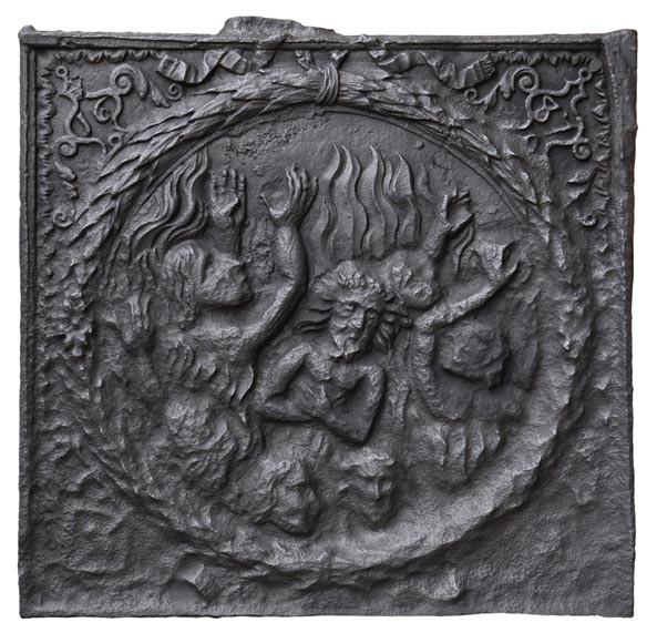 Старинная каминная плита, украшенная сценой, представляющей Проклятых горящих в Аду.-0