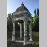 Большой купол каменного фонтана изготовленный по модели фонтана замка Чёрного Принца, недалеко от Бордо.