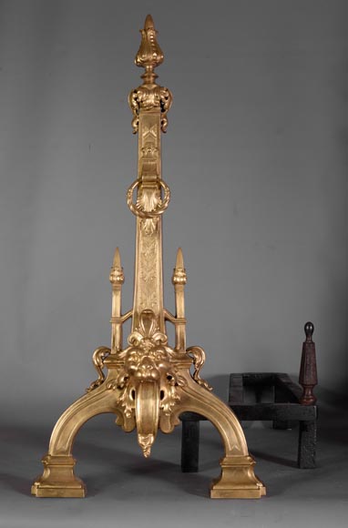 Пара старинных дровниц из позолоченной бронзы в стиле Наполеона III, украшенных львиными мордами.-1