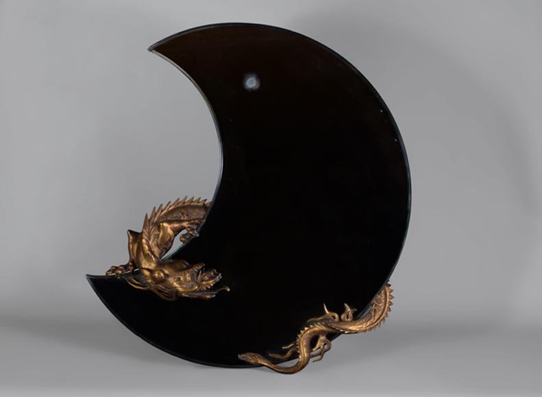 Габриель ВИАРДО (приписано работе) – Великолепное зеркало в стиле Японизма в форме полумесяца, украшенное драконом из патинированной бронзы. -0