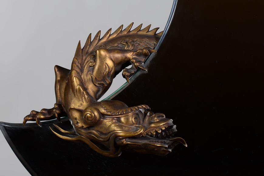 Габриель ВИАРДО (приписано работе) – Великолепное зеркало в стиле Японизма в форме полумесяца, украшенное драконом из патинированной бронзы. -1