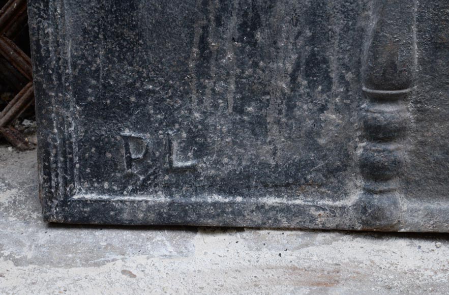 Большая старинная каминная плита в стиле Людовика XVI, украшенная Геркулесовыми столбами и лавровыми ветвями.-5