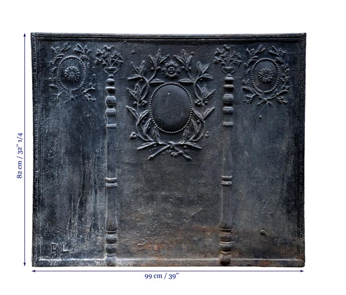 Большая старинная каминная плита в стиле Людовика XVI, украшенная Геркулесовыми столбами и лавровыми ветвями.-7