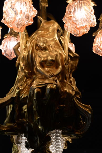 Красивая старинная девятирожковая люстра в стиле Ар Нуво из позолоченной бронзы и литого стекла, украшенная изящными томными фигурами. -3