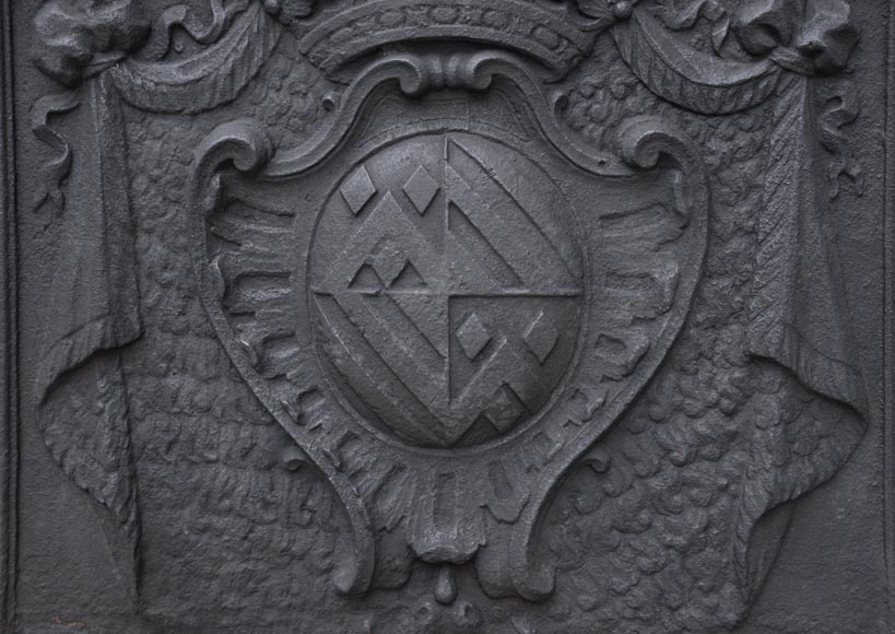 Красивая старинная каминная плита, украшенная гербами семьи Фиот, 18 век.-1