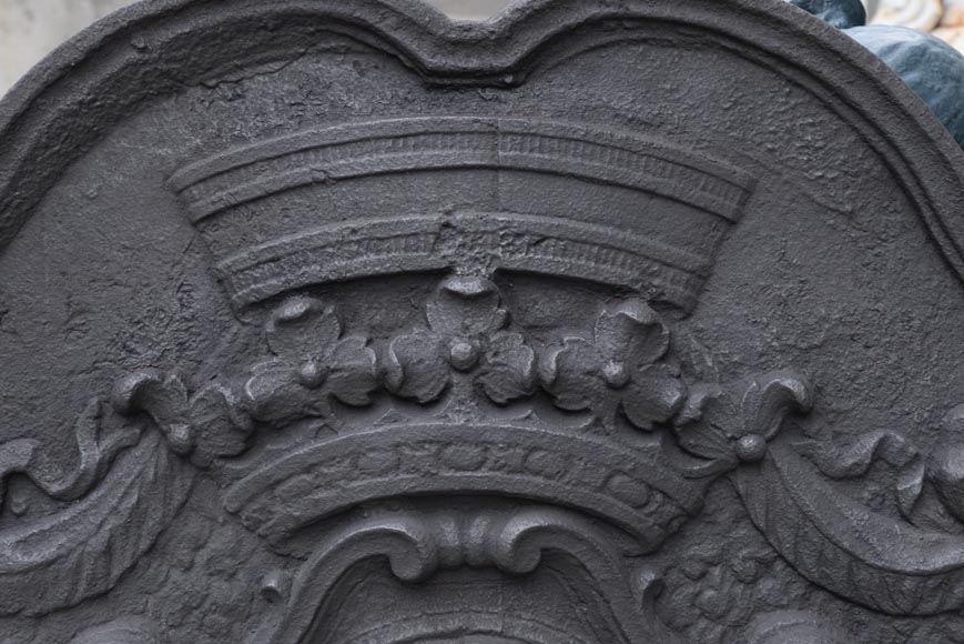 Красивая старинная каминная плита, украшенная гербами семьи Фиот, 18 век.-2