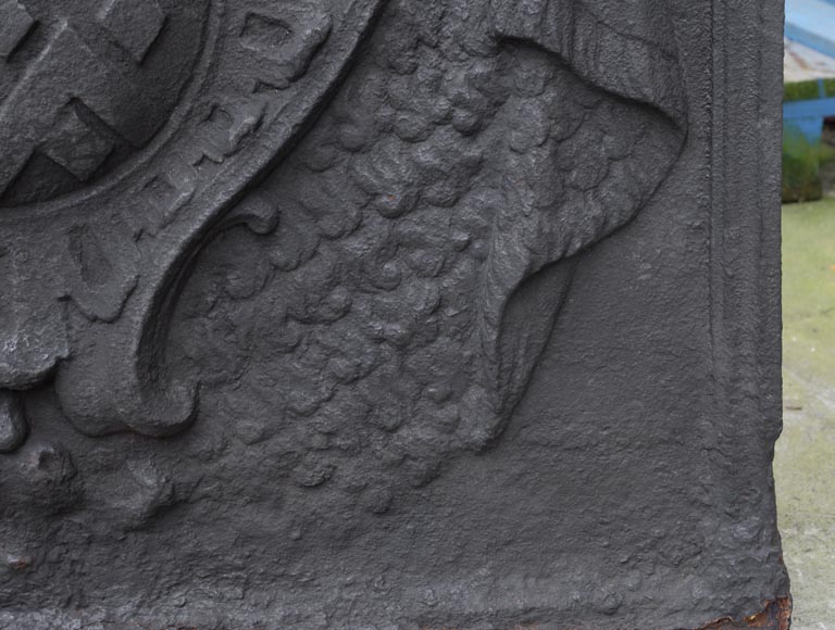 Красивая старинная каминная плита, украшенная гербами семьи Фиот, 18 век.-4