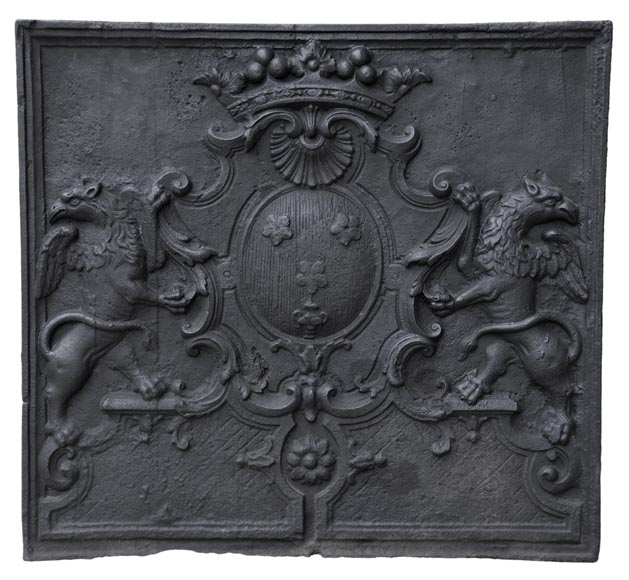 Красивая старинная каминная плита, украшенная гербами семьи Жаннон, 18 век.-0