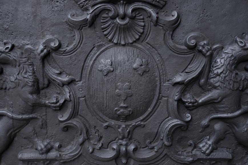 Красивая старинная каминная плита, украшенная гербами семьи Жаннон, 18 век.-1