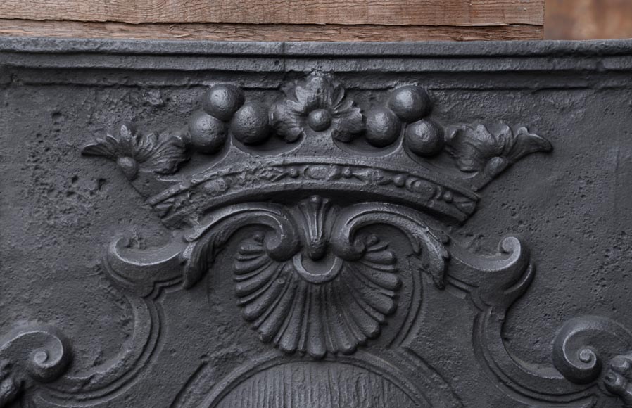 Красивая старинная каминная плита, украшенная гербами семьи Жаннон, 18 век.-2