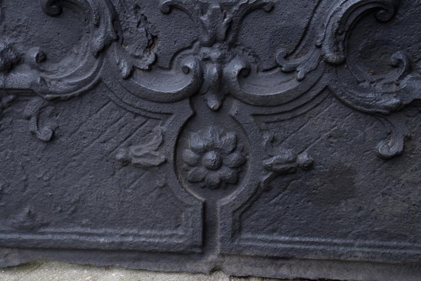 Красивая старинная каминная плита, украшенная гербами семьи Жаннон, 18 век.-5