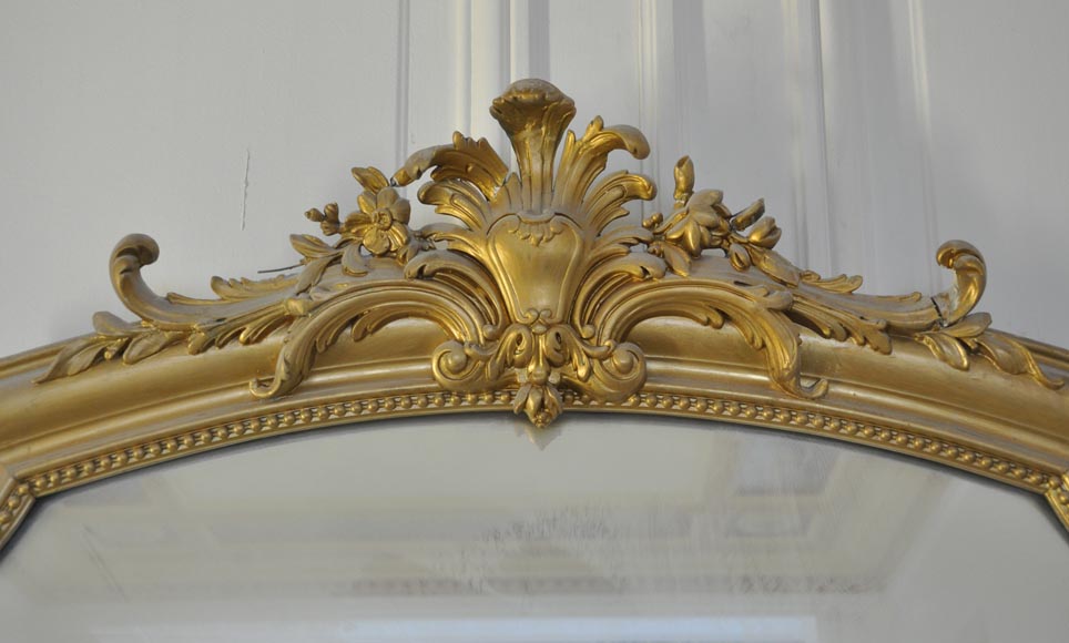 Маленькое старинное крашеное трюмо в стиле Людовика XV, украшенное орнаментом жемчужин.-1