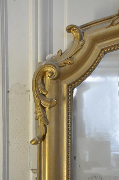 Маленькое старинное крашеное трюмо в стиле Людовика XV, украшенное орнаментом жемчужин.-2