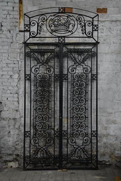 Старинная дверь в стиле Ар Деко, изготовленная из кованого железа, украшенная корзиной с фруктами, 1930 годы.-0
