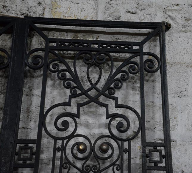 Старинная дверь в стиле Ар Деко, изготовленная из кованого железа, украшенная корзиной с фруктами, 1930 годы.-1