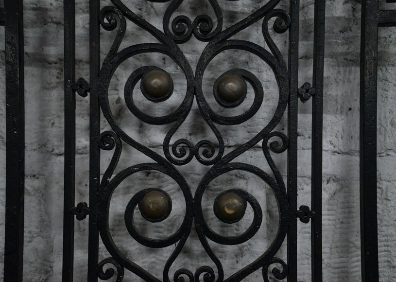 Старинная дверь в стиле Ар Деко, изготовленная из кованого железа, украшенная корзиной с фруктами, 1930 годы.-3