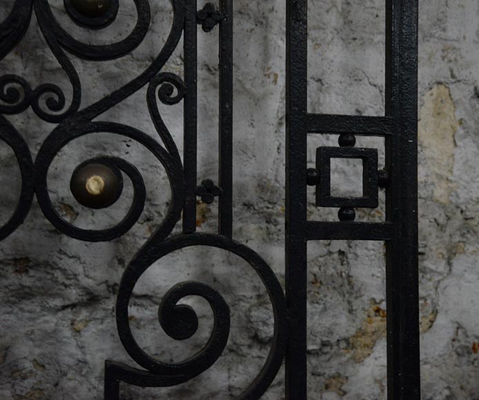 Старинная дверь в стиле Ар Деко, изготовленная из кованого железа, украшенная корзиной с фруктами, 1930 годы.-4