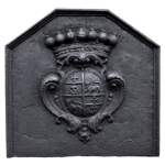 Старинная каминная плита, украшенная гербами семьи Жоли, 18 век.
