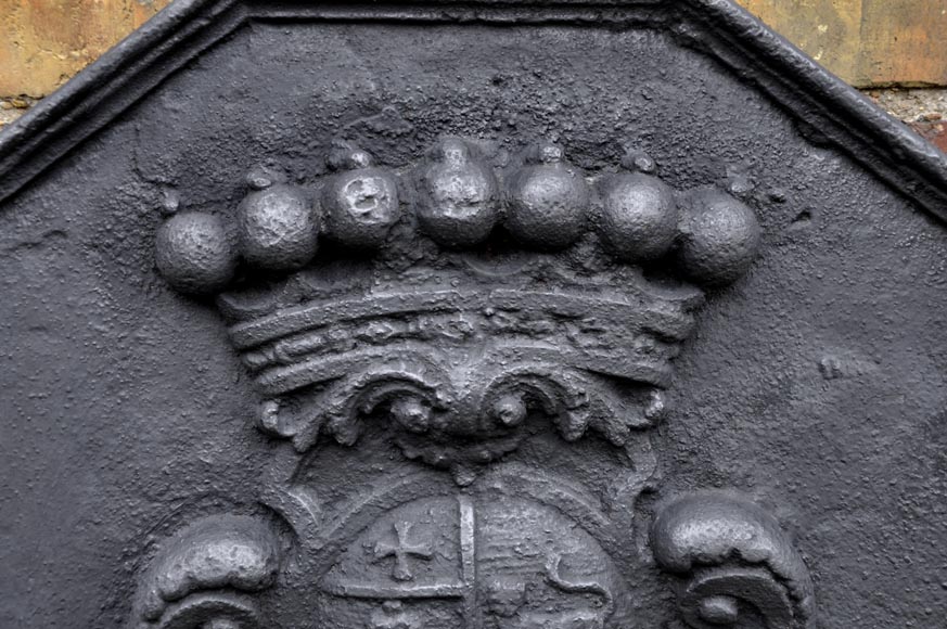 Старинная каминная плита, украшенная гербами семьи Жоли, 18 век.-1