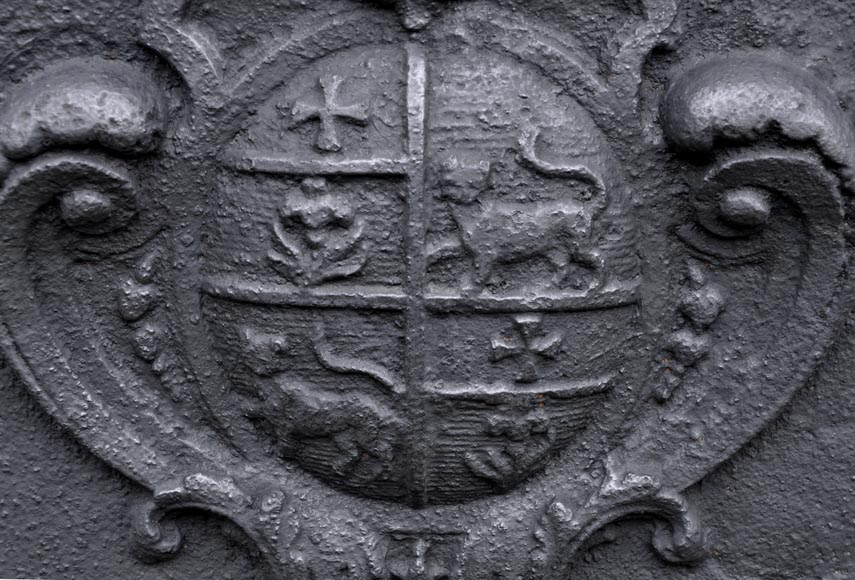 Старинная каминная плита, украшенная гербами семьи Жоли, 18 век.-2