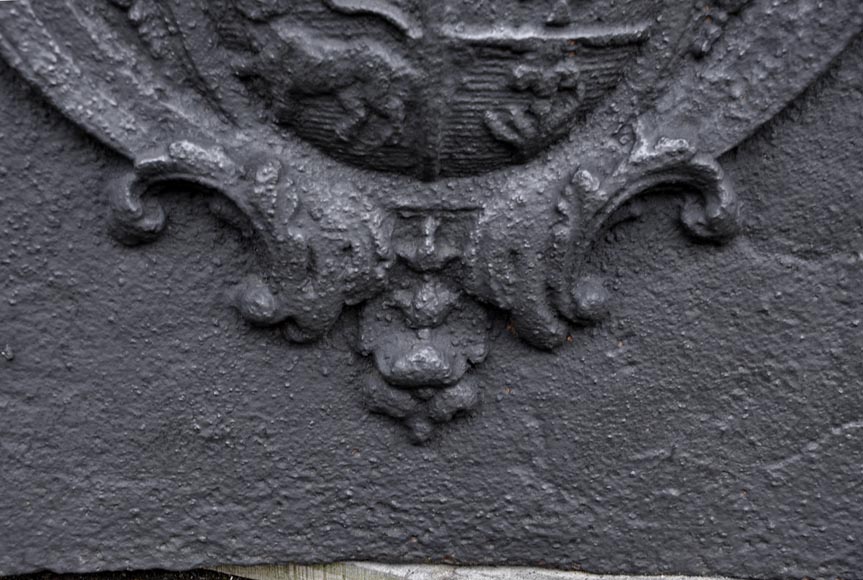 Старинная каминная плита, украшенная гербами семьи Жоли, 18 век.-4