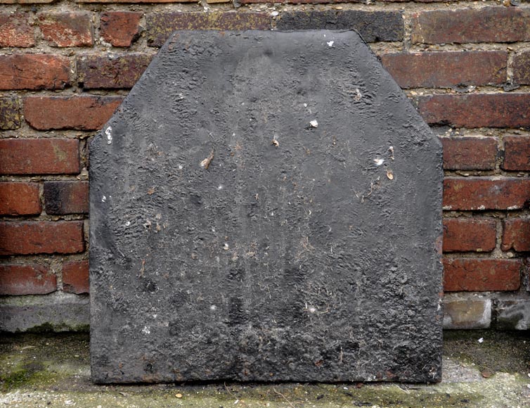 Старинная каминная плита, украшенная крылатым амурчиком, держащим факел, датированная 1693 г.-4