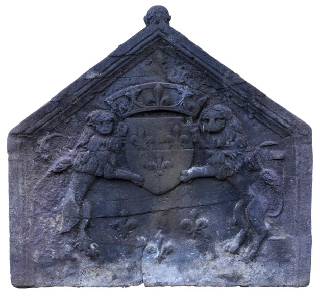 Старинная каминная плита, украшенная гербами Франции и львами, 17 век.-0