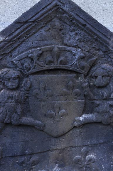 Старинная каминная плита, украшенная гербами Франции и львами, 17 век.-1