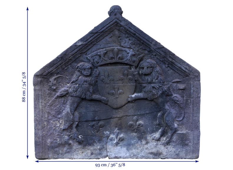 Старинная каминная плита, украшенная гербами Франции и львами, 17 век.-6