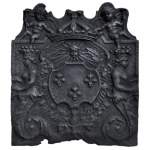 Старинная каминная плита, украшенная гербами Франции и пышными орнаментами с Купидонами, 17 век.