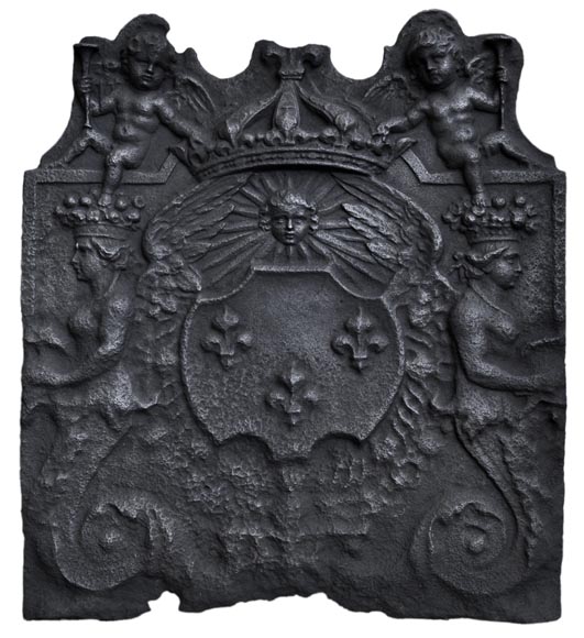 Старинная каминная плита, украшенная гербами Франции и пышными орнаментами с Купидонами, 17 век.-0