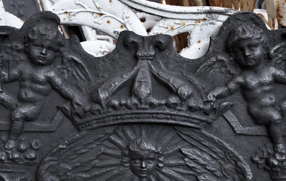 Старинная каминная плита, украшенная гербами Франции и пышными орнаментами с Купидонами, 17 век.-2