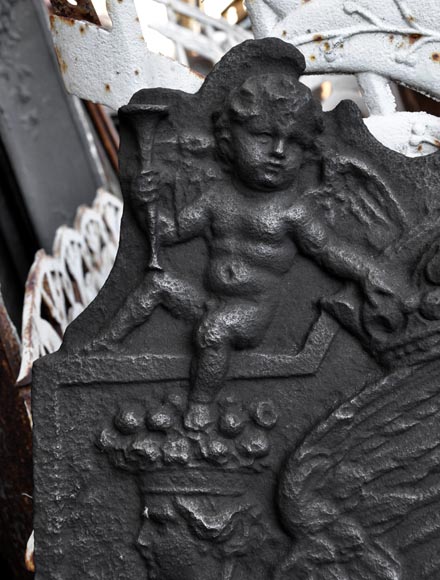 Старинная каминная плита, украшенная гербами Франции и пышными орнаментами с Купидонами, 17 век.-3