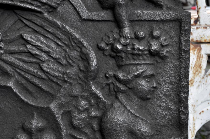Старинная каминная плита, украшенная гербами Франции и пышными орнаментами с Купидонами, 17 век.-7