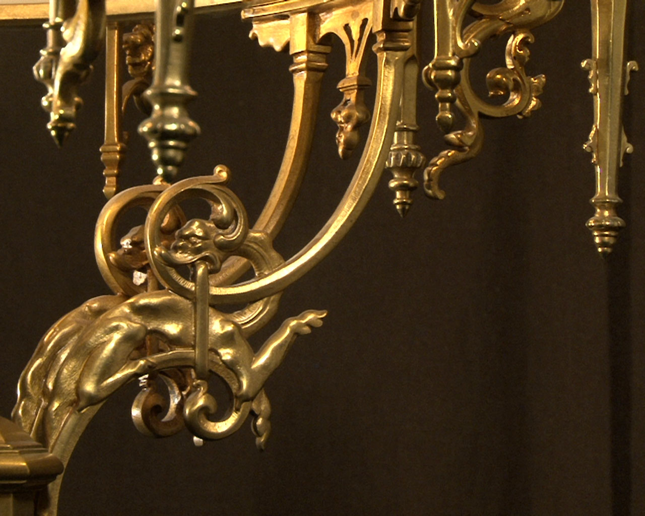 Люстра из позолоченной бронзы с кабошонами из стекла-15