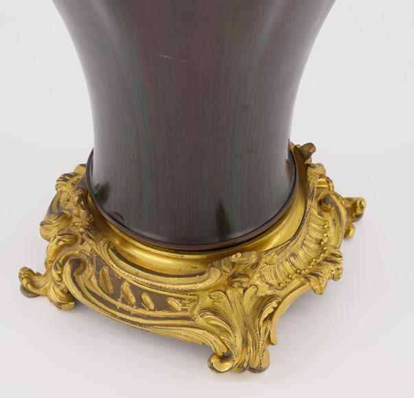 Ежен БОДЕН (1853 – 1918) (приписано работе)  Пара керамических ваз с оправой из позолоченной бронзы.-3