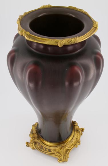 Ежен БОДЕН (1853 – 1918) (приписано работе)  Пара керамических ваз с оправой из позолоченной бронзы.-4
