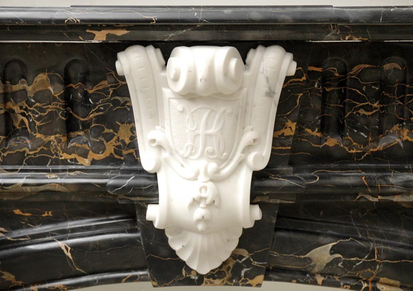 Камин в стиле Наполеона III, изготовленный из мрамора Портор и скульптурного каррарского мрамора, украшенный коринфскими колоннами.-1