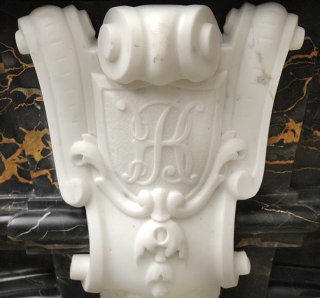 Камин в стиле Наполеона III, изготовленный из мрамора Портор и скульптурного каррарского мрамора, украшенный коринфскими колоннами.-2