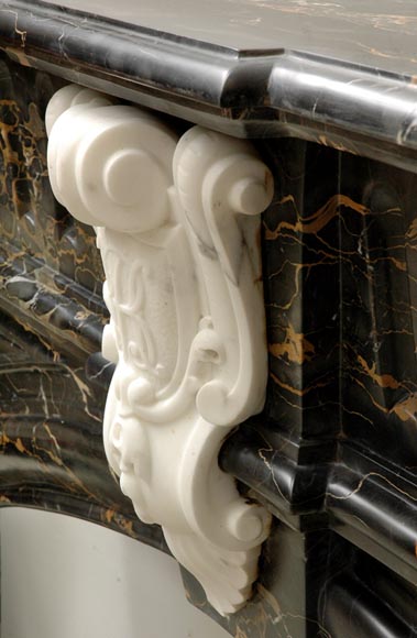 Камин в стиле Наполеона III, изготовленный из мрамора Портор и скульптурного каррарского мрамора, украшенный коринфскими колоннами.-3