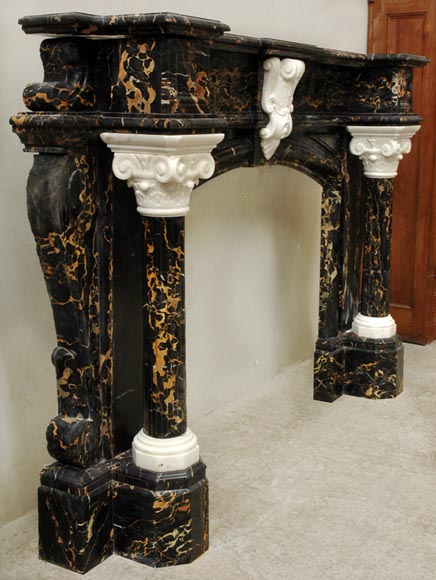 Камин в стиле Наполеона III, изготовленный из мрамора Портор и скульптурного каррарского мрамора, украшенный коринфскими колоннами.-4