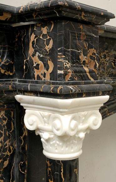 Камин в стиле Наполеона III, изготовленный из мрамора Портор и скульптурного каррарского мрамора, украшенный коринфскими колоннами.-7