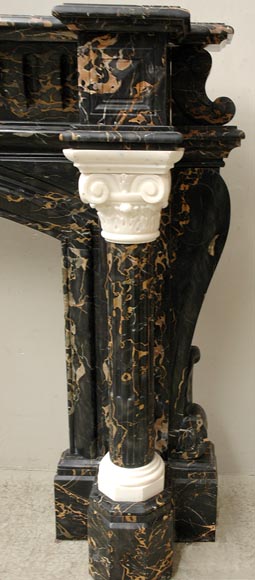Камин в стиле Наполеона III, изготовленный из мрамора Портор и скульптурного каррарского мрамора, украшенный коринфскими колоннами.-9