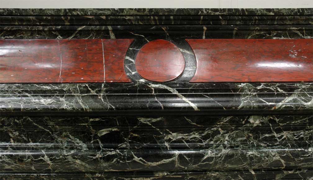 Старинный камин с вытяжным колпаком, выполненный из мрамора Верт де Мер и красного крапчатого мрамора. -1